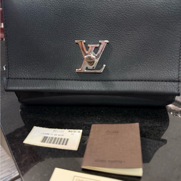 Louis Vuitton Lock me 2 - Picture 3 of 6